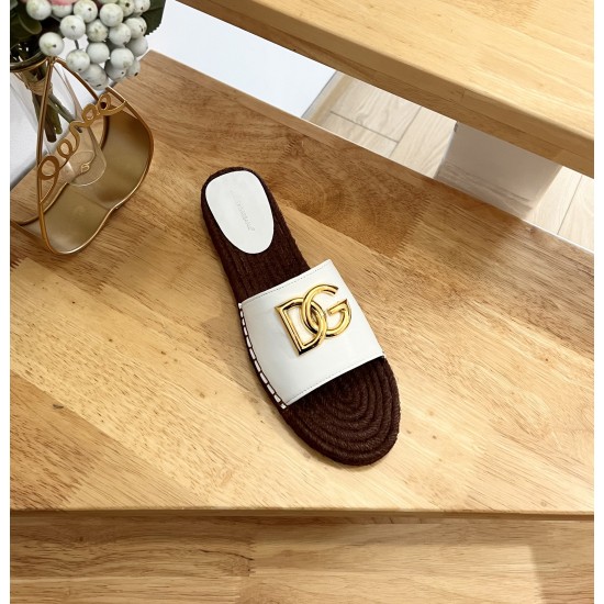 DG slippers