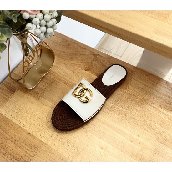 DG slippers