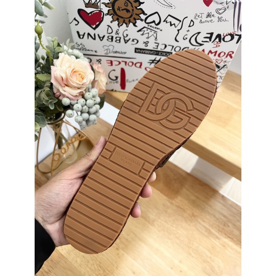 DG slippers