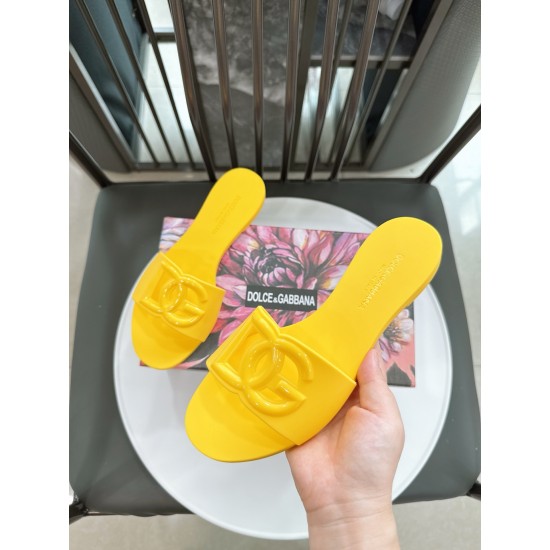 DG slippers