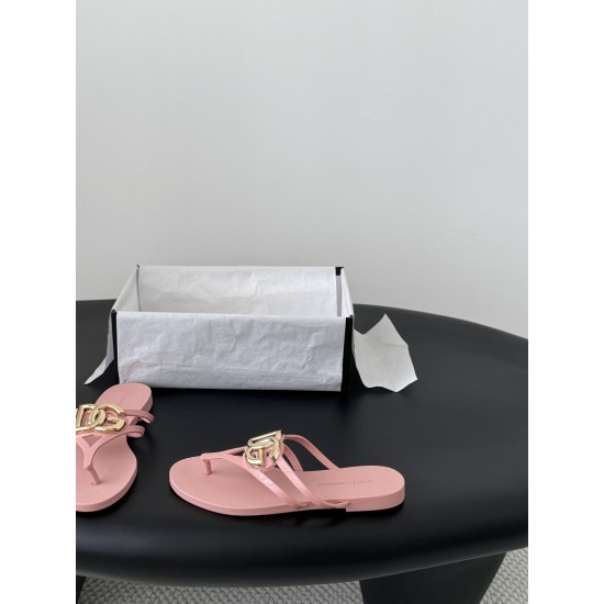 DG slippers