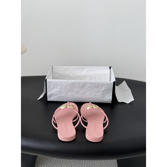 DG slippers