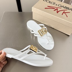 DG slippers