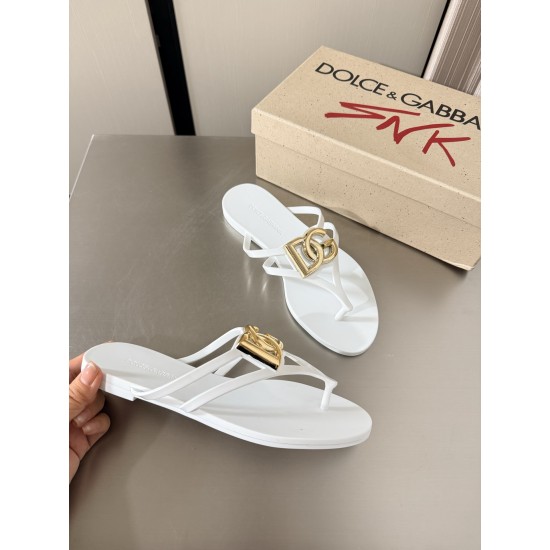 DG slippers