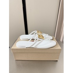 DG slippers