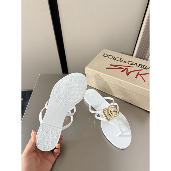 DG slippers