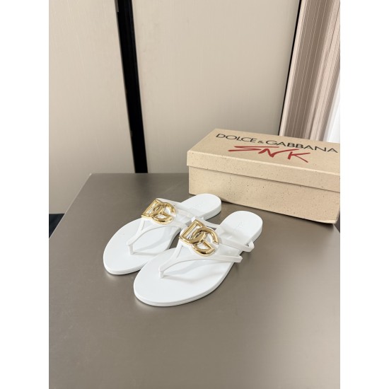 DG slippers