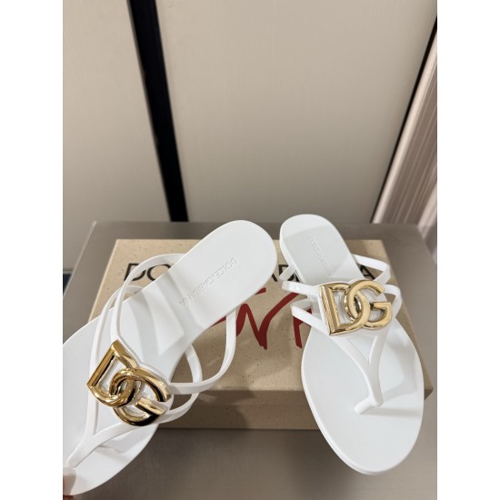 DG slippers