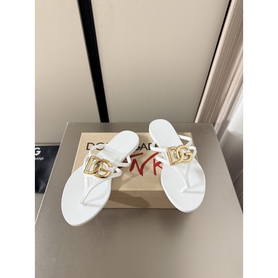DG slippers