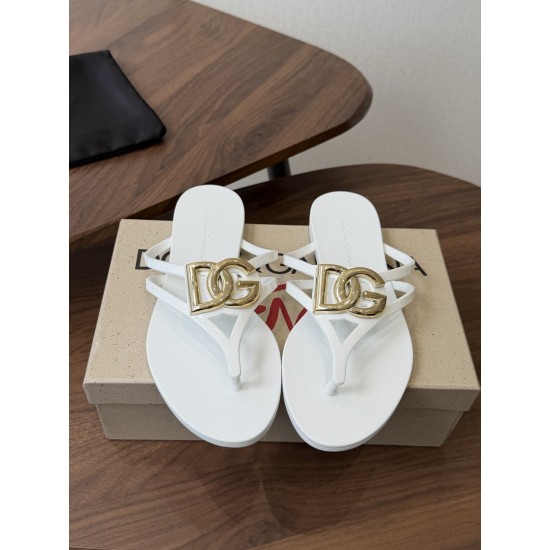 DG slippers