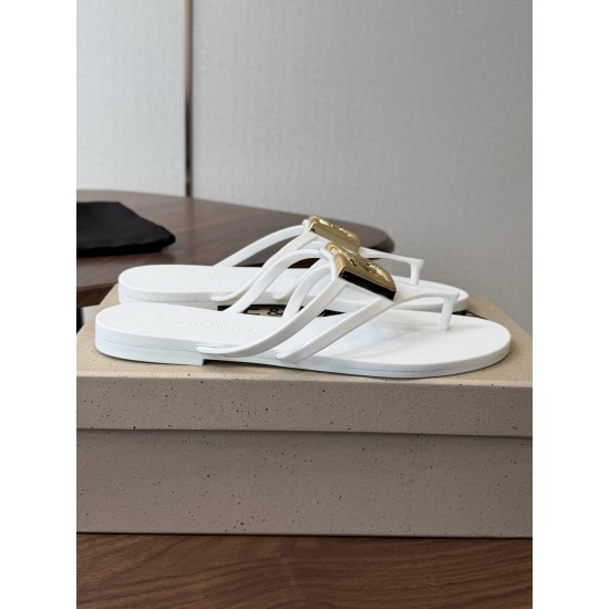 DG slippers