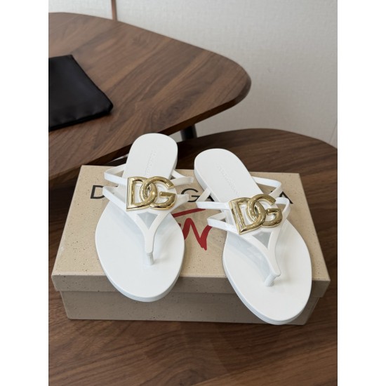 DG slippers