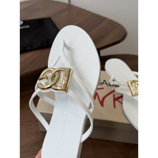 DG slippers