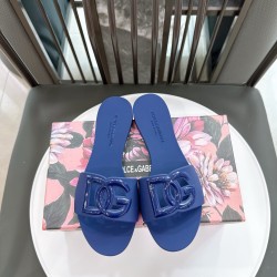 DG slippers