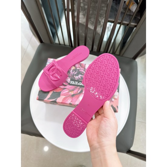 DG slippers