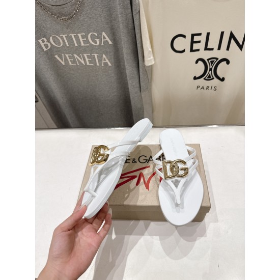 DG slippers