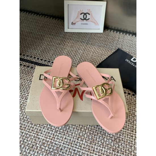 DG slippers