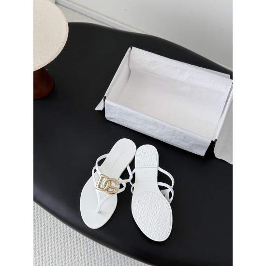 DG slippers