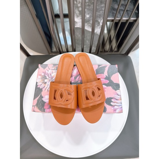 DG slippers