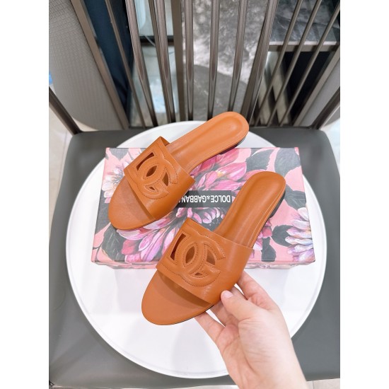 DG slippers