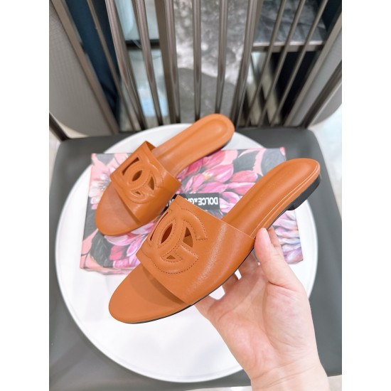 DG slippers