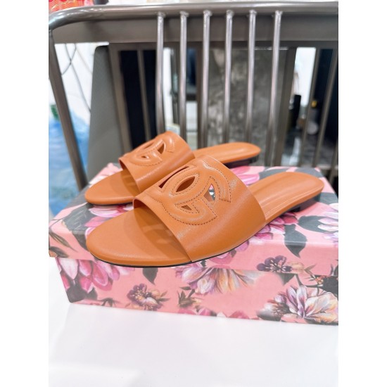 DG slippers