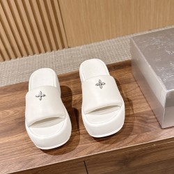 DG slippers
