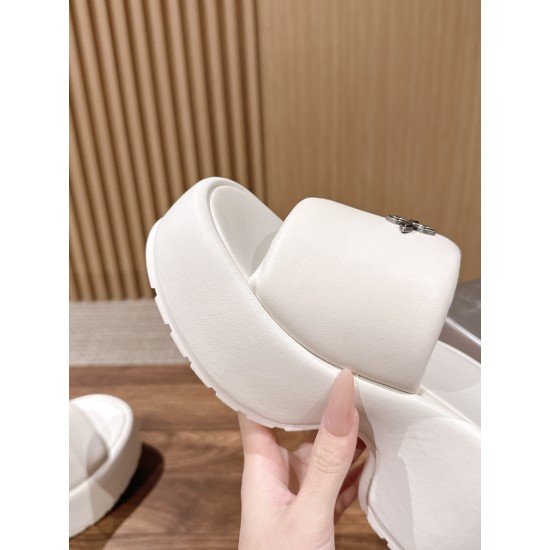 DG slippers