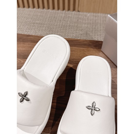 DG slippers