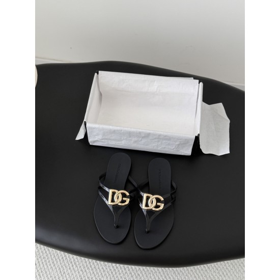 DG slippers