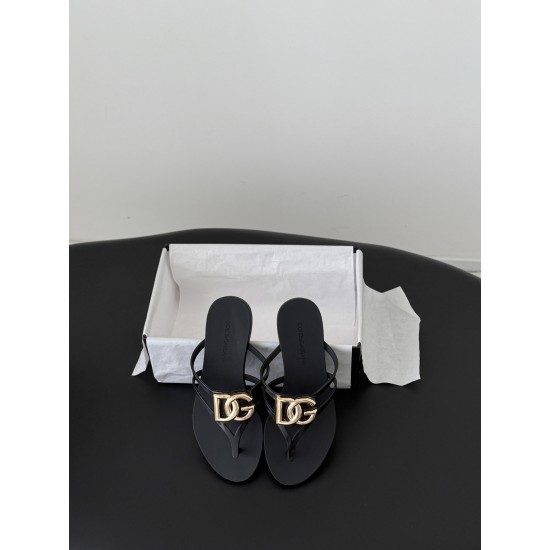 DG slippers