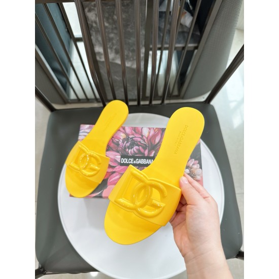 DG slippers