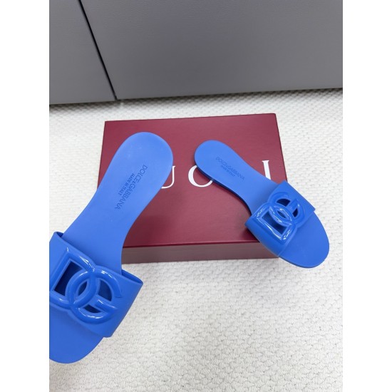 DG slippers