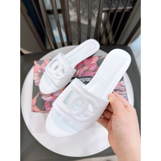 DG slippers