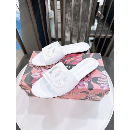 DG slippers