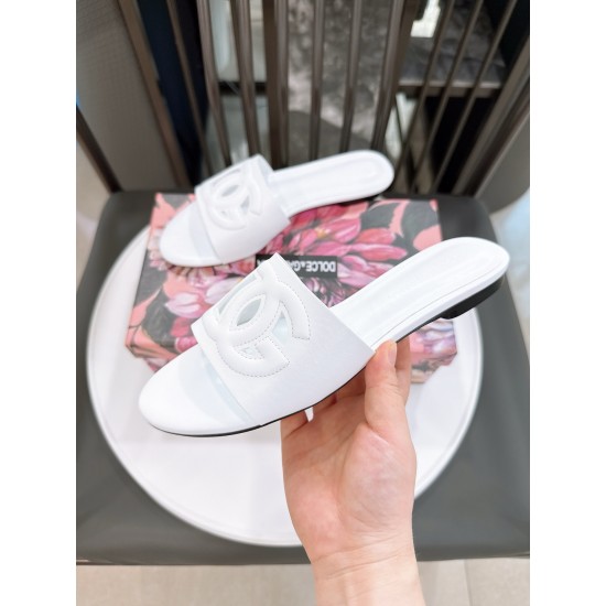 DG slippers