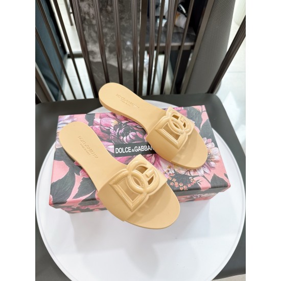 DG slippers