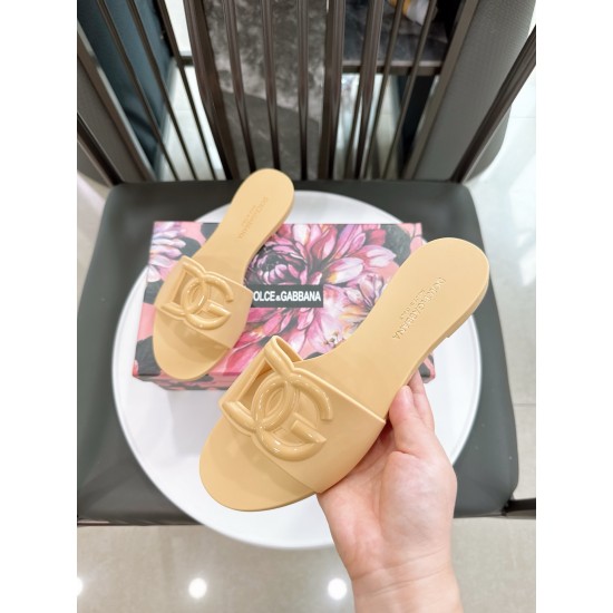 DG slippers
