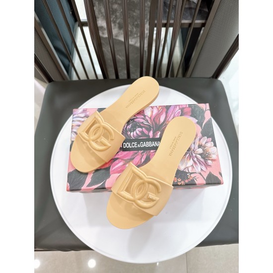DG slippers