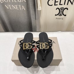 DG slippers