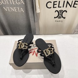 DG slippers