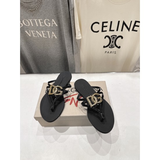 DG slippers
