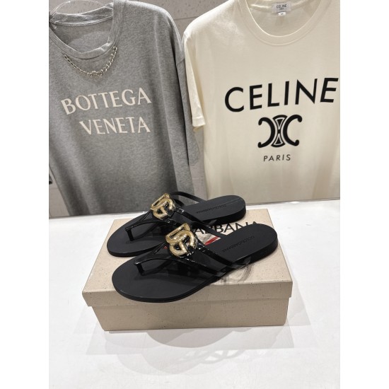 DG slippers