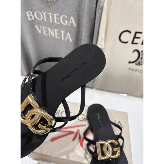 DG slippers