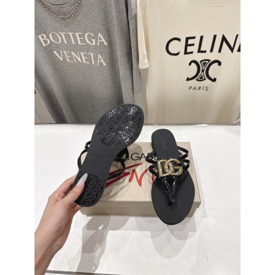 DG slippers