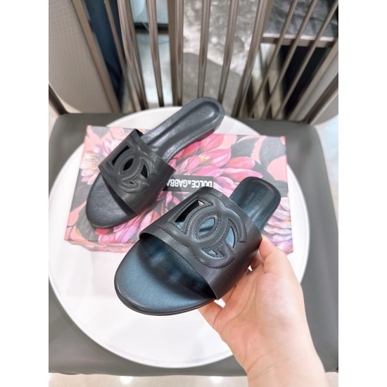 DG slippers