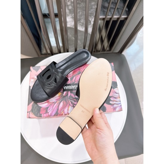 DG slippers