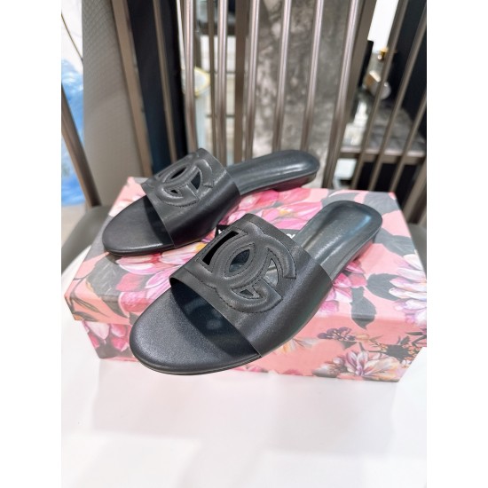 DG slippers