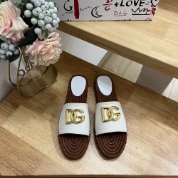 DG slippers