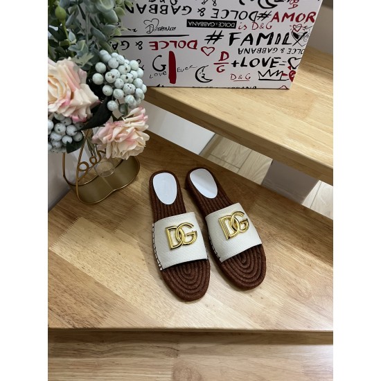 DG slippers